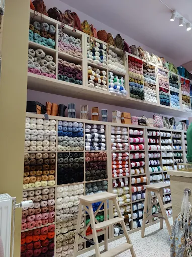 Fargerikt garnutvalg hos Strikkefeber